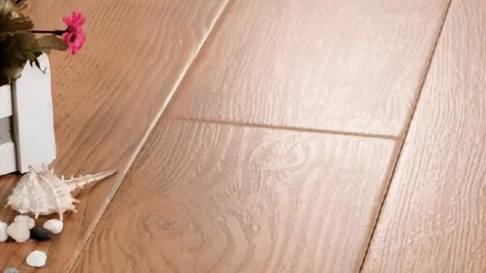 木地板和木纹砖都有什么优缺点？价格上又能相差多少？