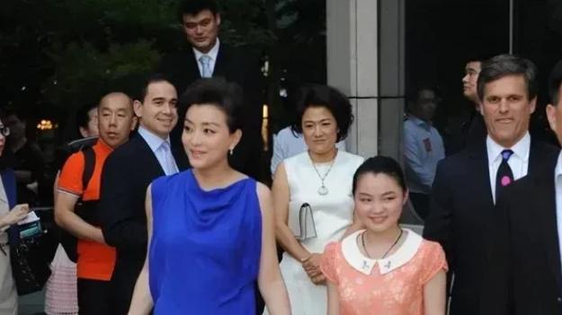 杨澜|杨澜女儿真是完美避开她的优良基因！母女罕见同框，女儿太像富豪爸爸