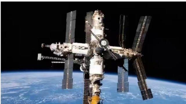 月亮在地球的大气层里？你以为你在外太空，但你还在大气层