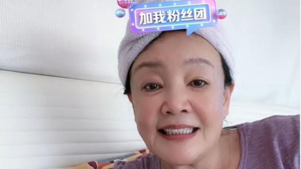 汪小菲|汪小菲母子接连病倒，张兰移到卧室直播，素颜憔悴还坚持工作
