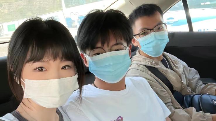 姐姐|孙卓的“穿搭”发生变化，和家人合照流出，原来都是姐姐的功劳