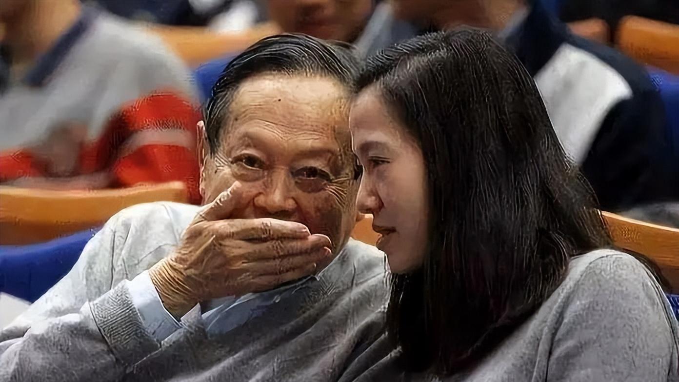 杨振宁|杨振宁摔倒住院，躺病床上面色苍白，网友却称翁帆终于解脱了？