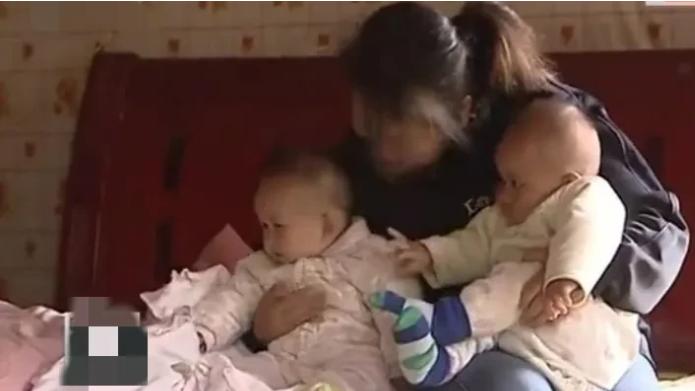 贵三年前，19岁的城市女孩不顾父母的反对和38岁的网恋残疾男友在一起
