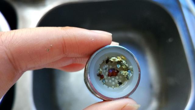 水龙头里的水流小，维修工人让我自己动手，五分钟就修好了