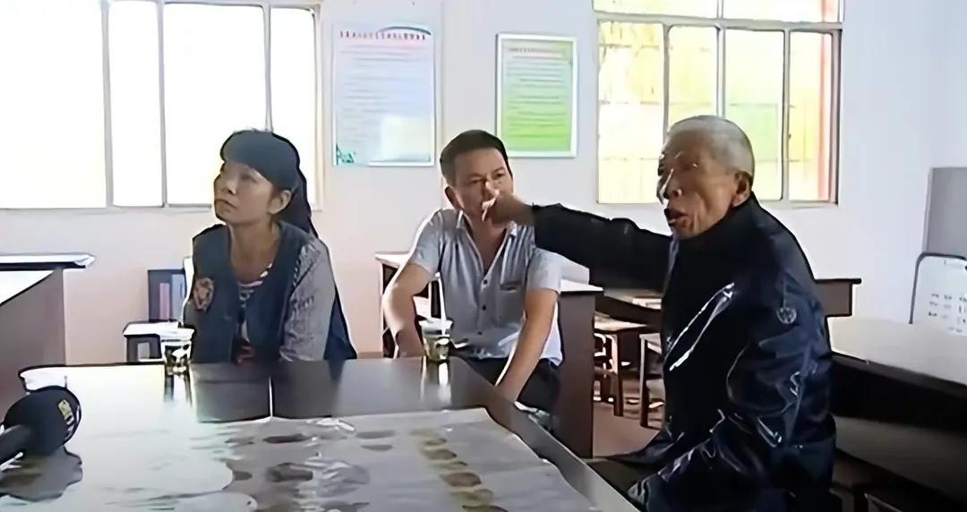 富豪女儿跟残疾儿子争房产，癌症父亲下跪诅咒：做鬼也不放过你