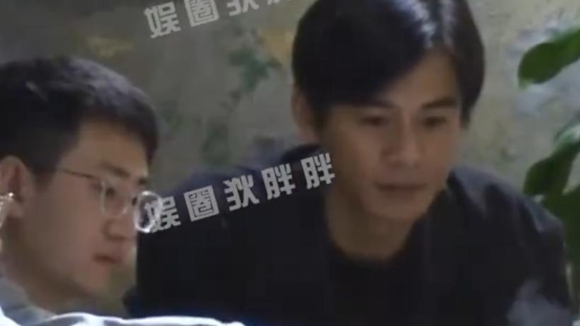 乔振宇|44岁乔振宇和好友聚餐！在室内吸烟吞云吐雾，坐姿霸气表情嚣张