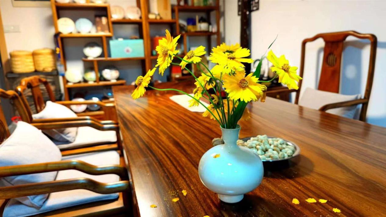 还在用传统的实木桌子吗？整块木头的实木大板桌了解下