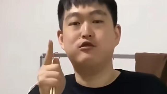 饮食 赵本山儿子再开减肥训练营！豪包两大栋高楼，卖力介绍大肚腩抢眼