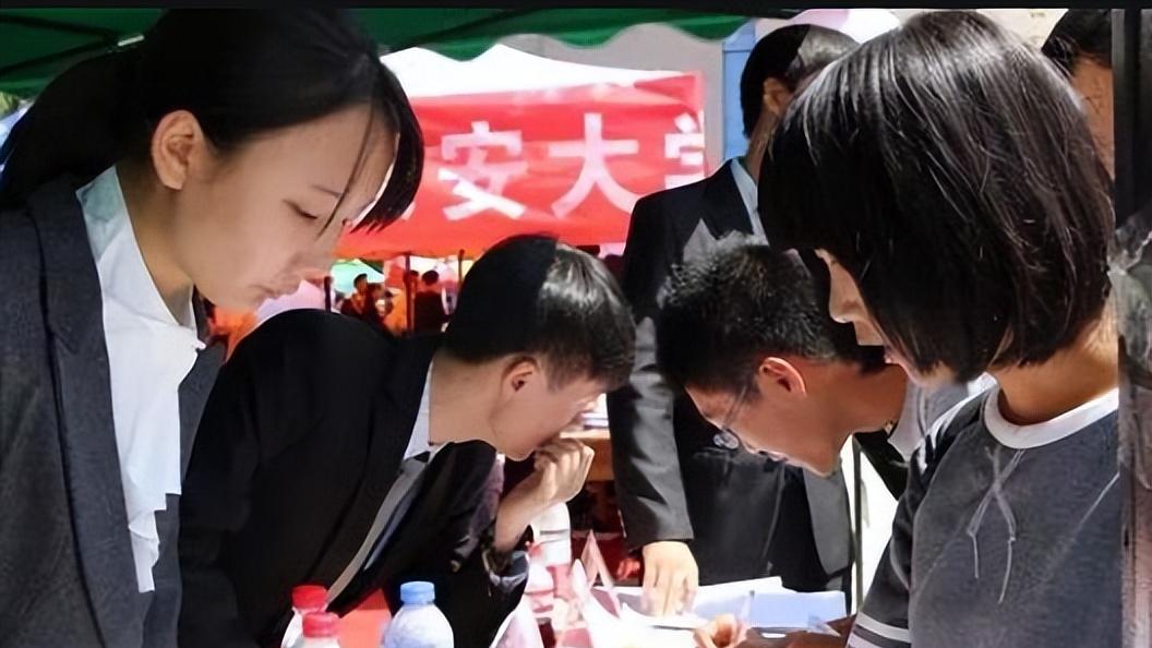 大学生|“学历鄙视链”再升级！专科生不用垫底了，二本生在旁边瑟瑟发抖