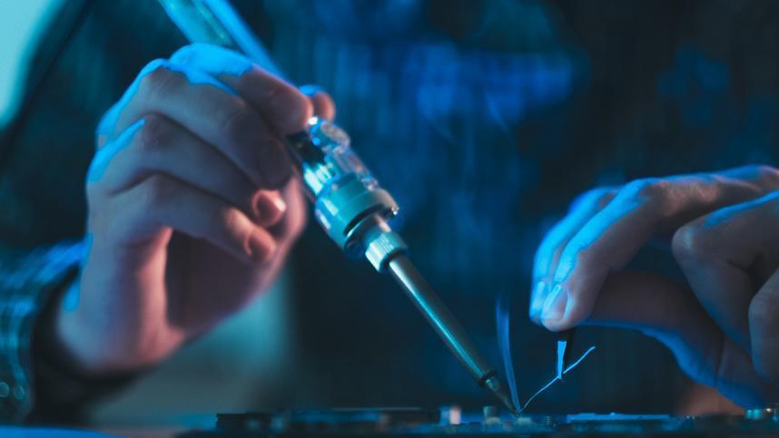 小米科技|美芯遇冷，一颗20元也无人问津，比尔盖茨：对华断芯，蠢到家了