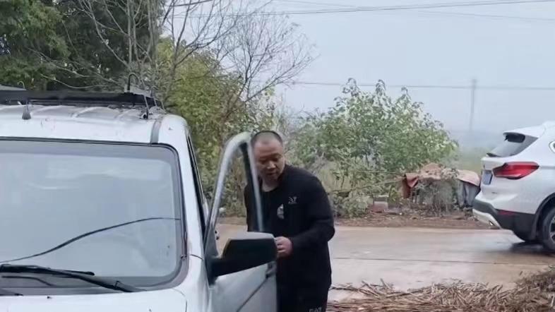 男子开车去女孩家相亲，女孩羞涩一笑躲进屋，网友催：赶紧嫁了吧