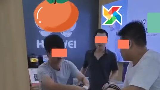 女子看到曾经开除她的主管，双方互拉扯头发，店员连忙上前阻止