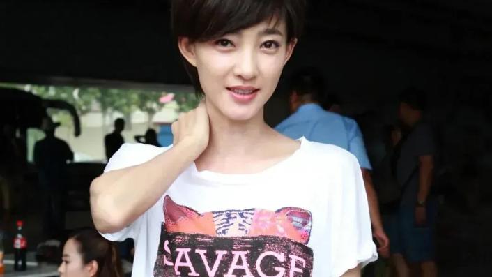 女子等红灯时，旁边副驾驶全然盯着闺蜜，网友：看似含羞，实则窃喜！