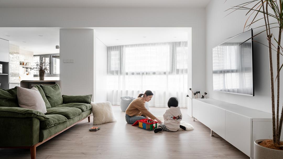 她家虽不豪华，但怎么看就是舒服，特别是大阳台，真是美好又治愈