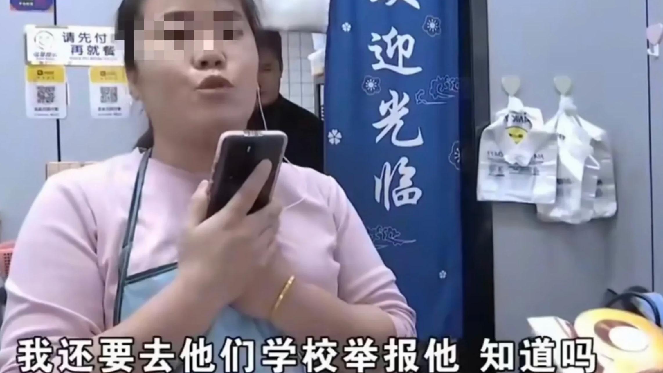 一小伙在饭店中吃出抹布，老板死活不认，非说是正常操作。事后，小伙决定给对方一个教训