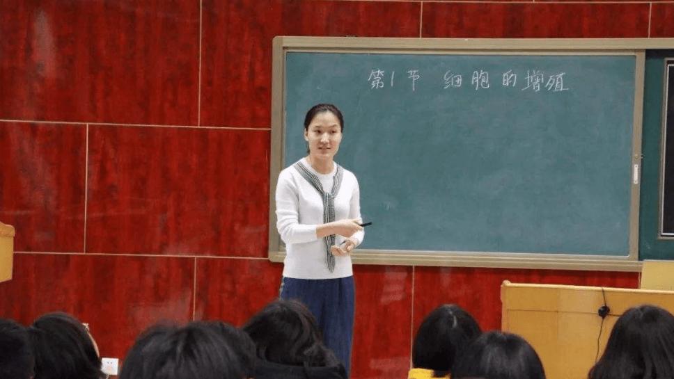 教师|中学女教师穿2.8万貂绒大衣，被家长质疑举报，得知真相后无地自容