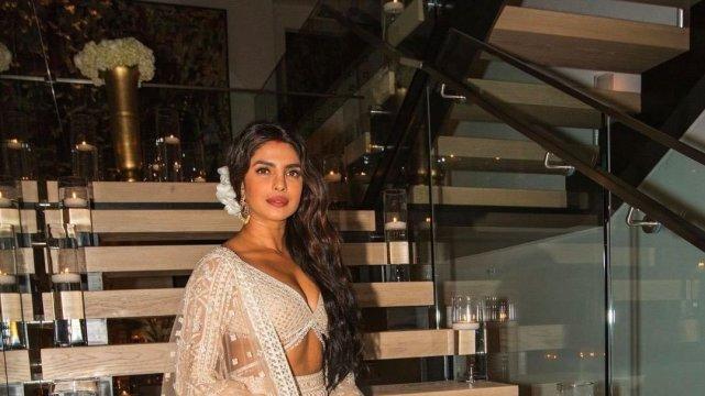 |印度女星朴雅卡穿黄金胸衣，和小10岁丈夫很甜蜜，肤黑体胖也很美