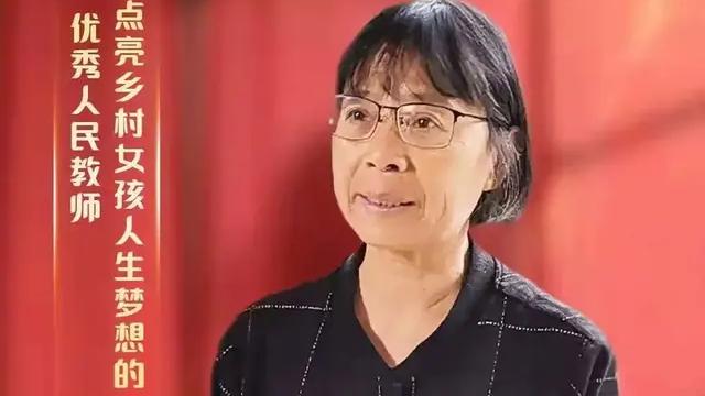 谭维维|39岁谭维维饰演“奇迹校长”张桂梅，戴眼镜双手缠满胶带