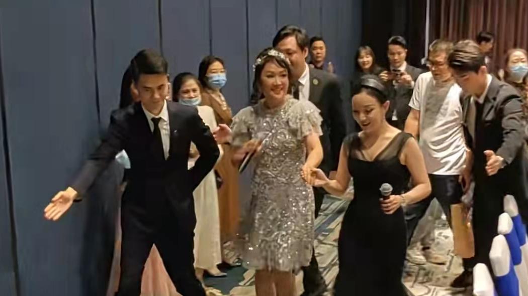 梁小冰|52岁梁小冰现身小场合商演，要人搀扶肥到难辨认，曝出场费要10万