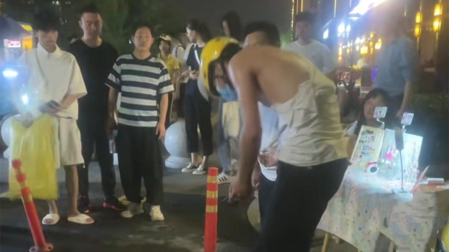 浙江一外卖员撞车想跑，被车主拉扯破衣服后，当场下跪求原谅