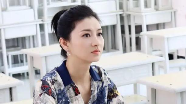 斓曦|斓曦凭借眉姐姐一角成名，嫁音乐才子老公，如今生活幸福美满