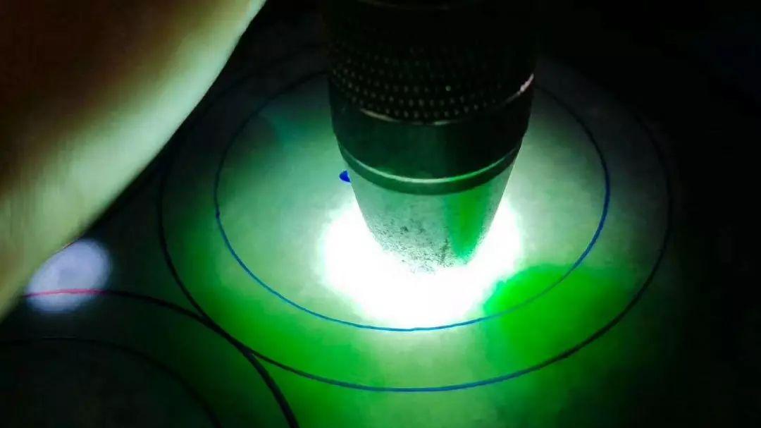 翡翠手镯|3万买下20公斤的全赌料，结果切出45条冰绿花翡翠手镯！大涨！! ！