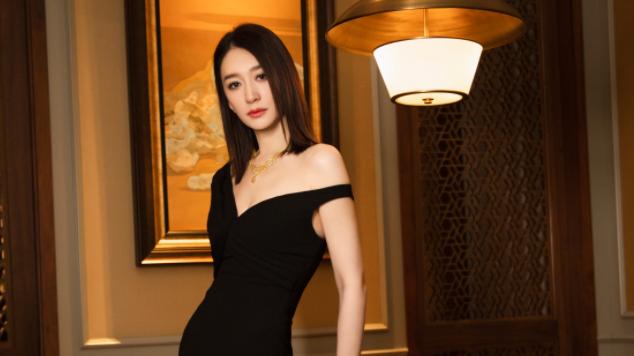 李小冉|46岁李小冉近照曝光，穿露肩长裙姿态优雅，身材纤瘦皮肤白皙