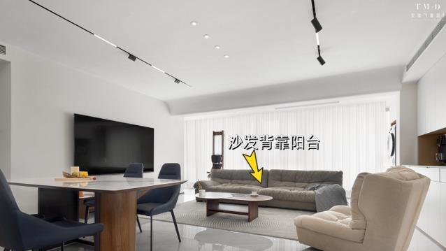 尝试过沙发不靠墙，就不想再换回来了！往前挪2米，多个书房+水吧