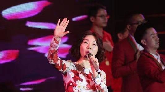 陈红真长胖不少啊！花裙配离子烫，衬得圆脸肿了一圈