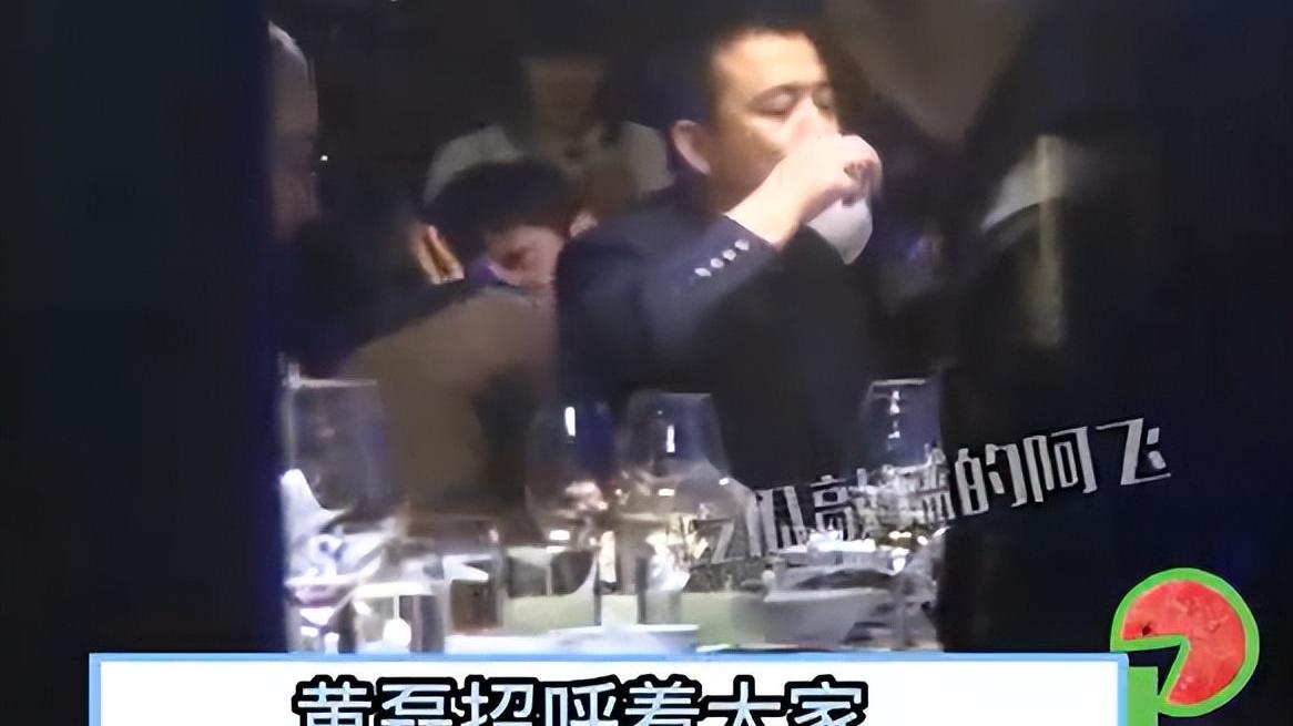 周迅|47岁的周迅饭桌上抽雪茄！手拿打火机姿势娴熟，大口抽烟十分老练