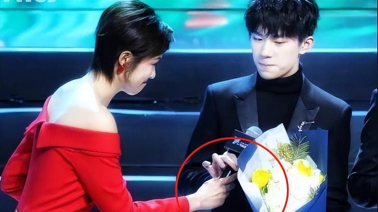 绅士手|娱乐圈九个绅士手个个帅气都是顶流 跟他们比李易峰的绅士太刻意