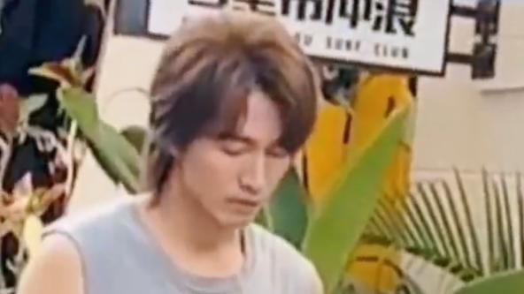 言承旭|45岁言承旭放飞自我？主动紧搂粉丝靠头合影，还做嘟嘴亲吻动作