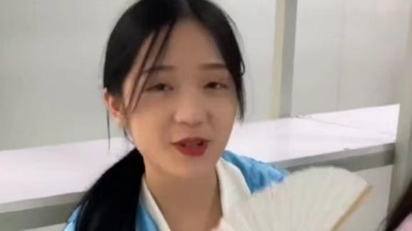 厂妹起夜被反锁门外，结果竟是室友故意为之，室友：我男友总看她