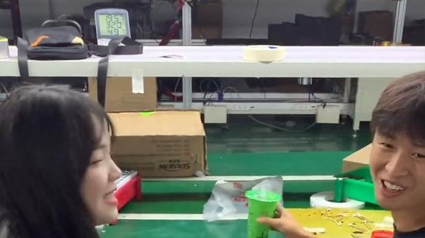 打工妹抢奶茶表达爱意，腼腆小伙手足无措：我打工就是为了挣钱