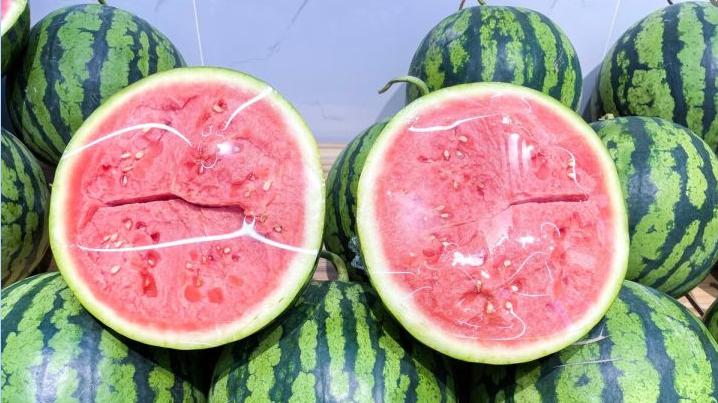 吃不完的西瓜，放冰箱就错了！试试瓜农的土方法，放3天照样新鲜