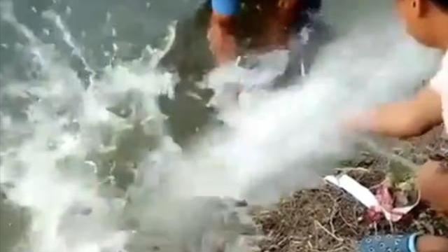 |男子难得实现“大鱼梦”，眼睁睁地看着它跑掉，网友：人安全就好