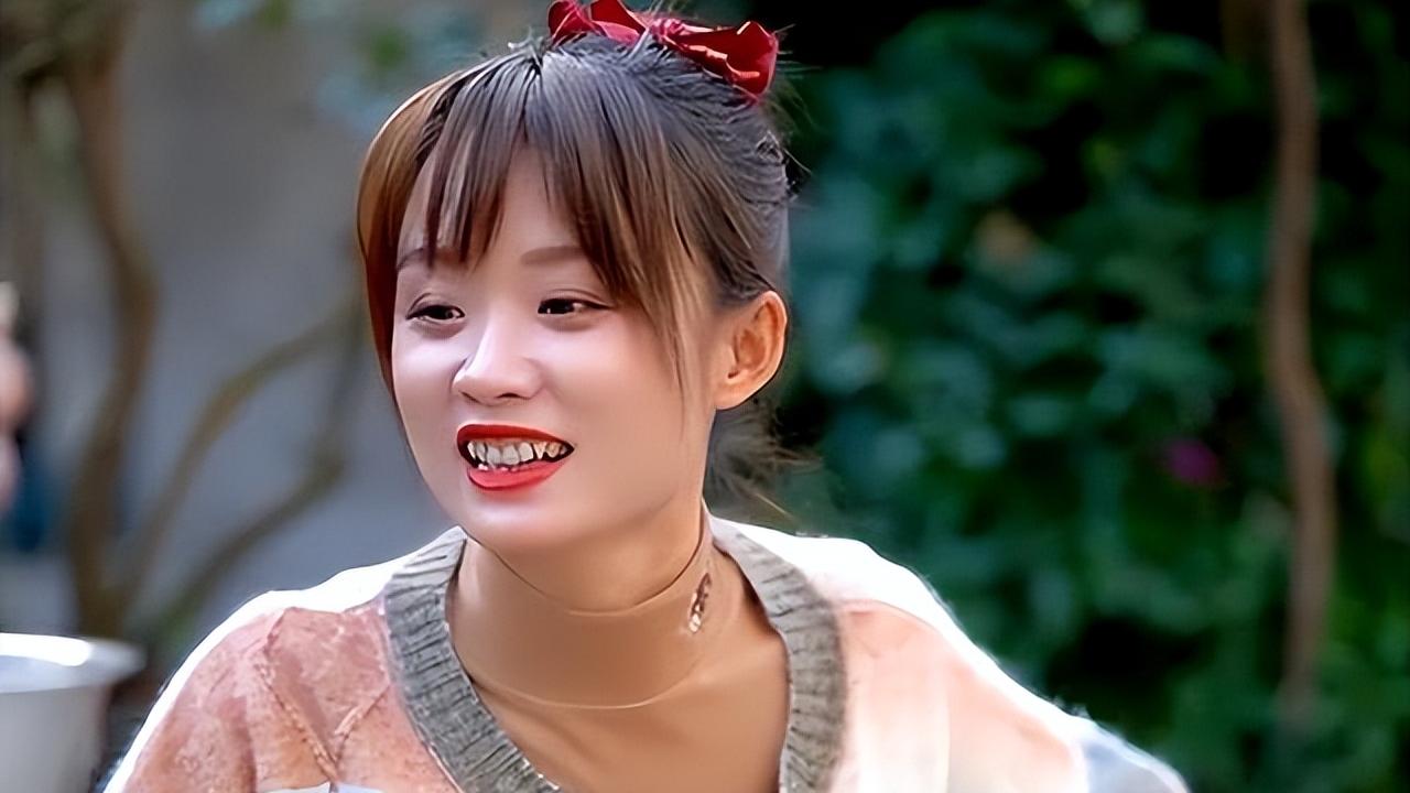 人物设定|坐拥900万粉丝的网红严素，行为不检点，穿JK裙挖菜只是冰山一角