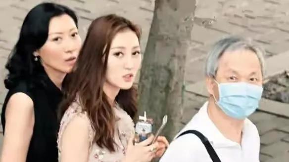 |为父还债进娱乐圈 大搞爷孙恋不到一年离婚获3亿补偿成富婆