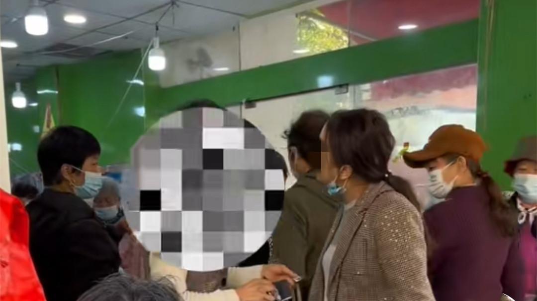 我真的没钱！上海一大妈偷东西被抓，老板让交200元，她兜里就5元