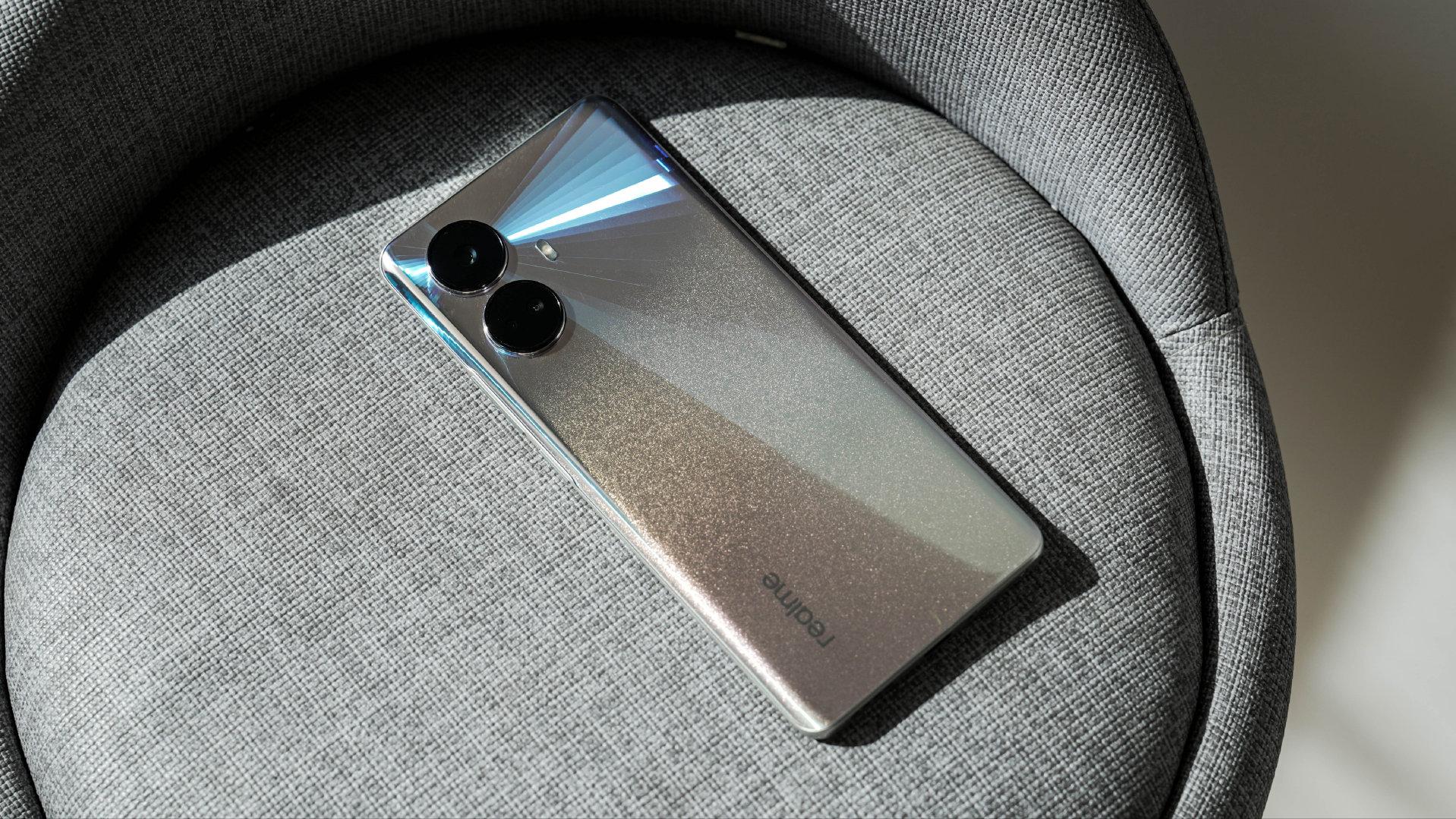 相机|仅售1699元，曲面屏+173g轻薄机身，红米强对手来了