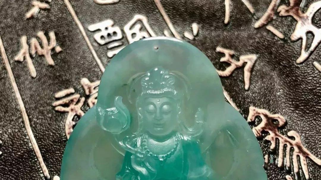 雕刻|一块冰种晴水底的翡翠片料，雕刻美观大方的持莲观音，太漂亮了！