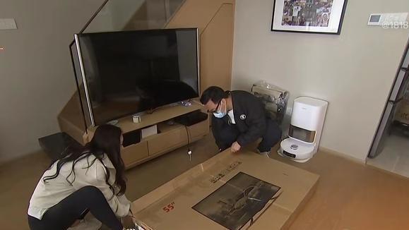 快递员代签电视女子收货后发现屏幕受损要求赔偿却遭拒绝