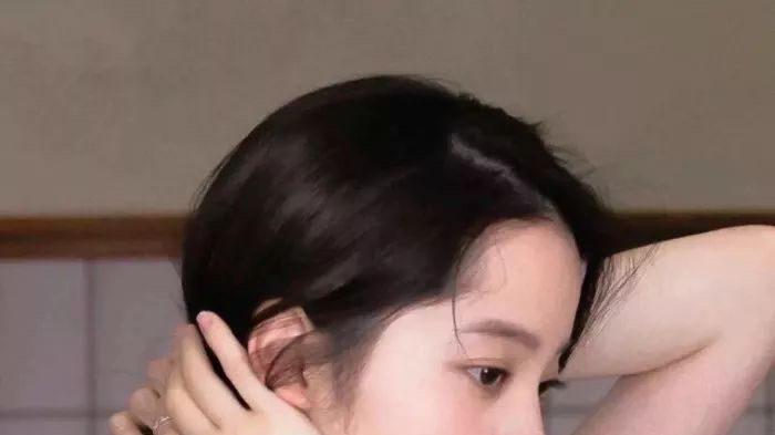 欧阳娜娜|“清纯小白莲”欧阳娜娜开创品牌惹争议，卖惨没朋友却被打脸