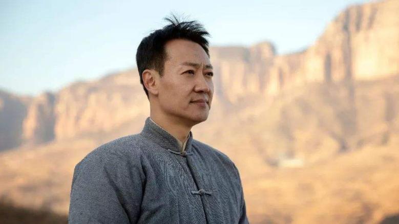 辛柏青|辛柏青游走在边缘地带的演员，用真实与率真演戏，在平凡中寻满足