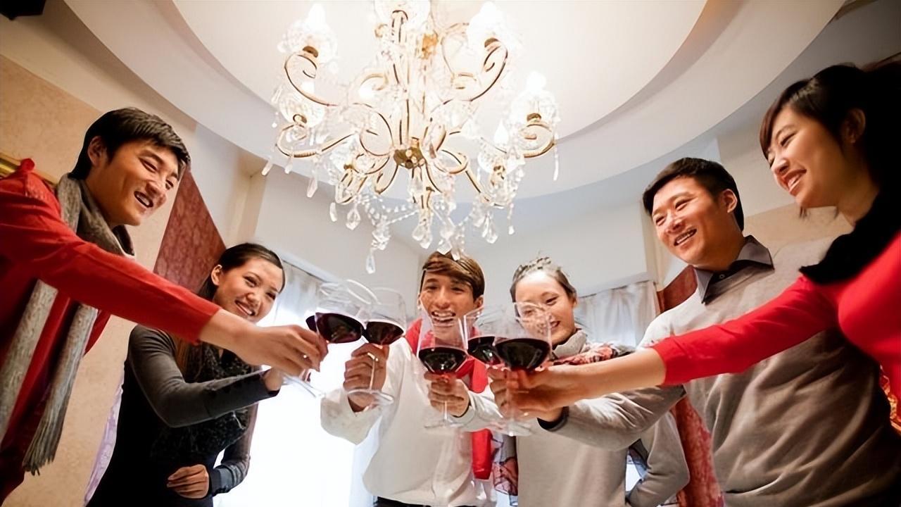 利益最大化|饭局上领导：你有什么资格敬我酒？别说“您随意”，用三招赢尊重