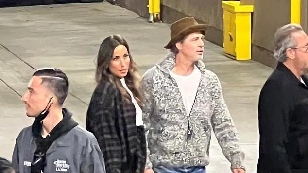 朱珠|布拉德皮特与《吸血鬼日记》男主前妻相恋，女友29岁被吐槽老气