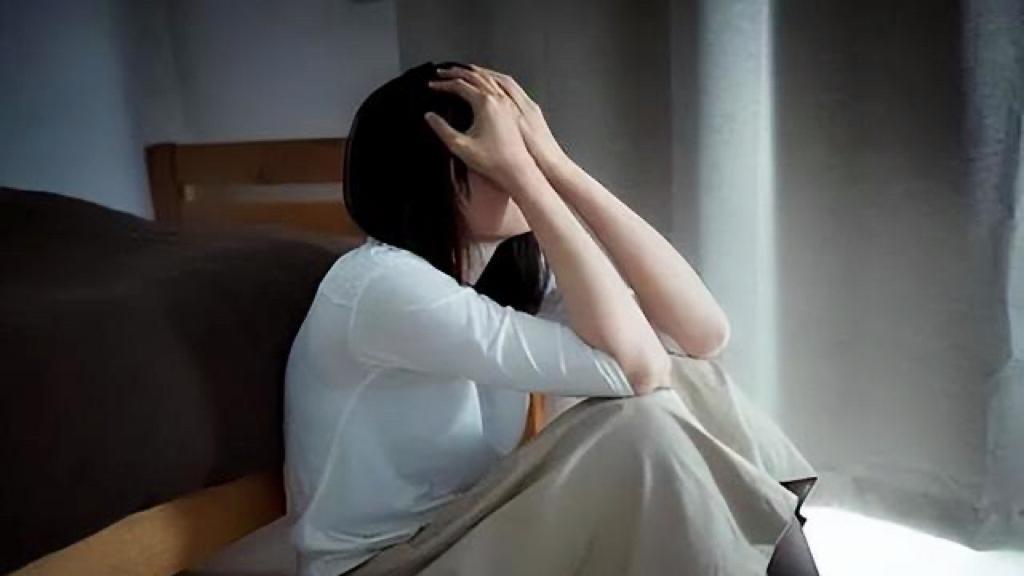 福建漂亮女孩“挂空档”睡觉，男房东突然闯入，有个细节引发争议