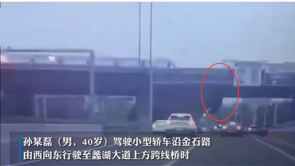 江苏无锡，一保时捷轿车冲破护栏坠落高架，疑似车辆超速操作不当