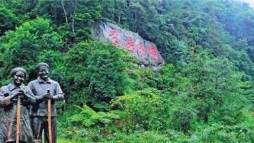 19岁小伙带29岁寡妇私奔，隐居深山50年，丈夫为爱凿出6208节天梯