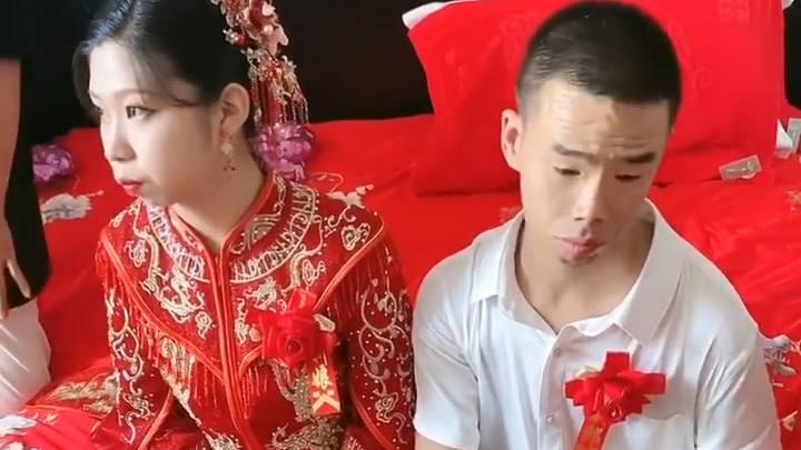 残疾小伙结婚满面愁容，漂亮新娘也有些不对劲，网友：家里有矿吧